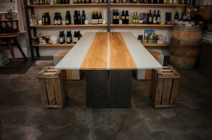 Esstisch aus Beton, Eichenholz und Stahl